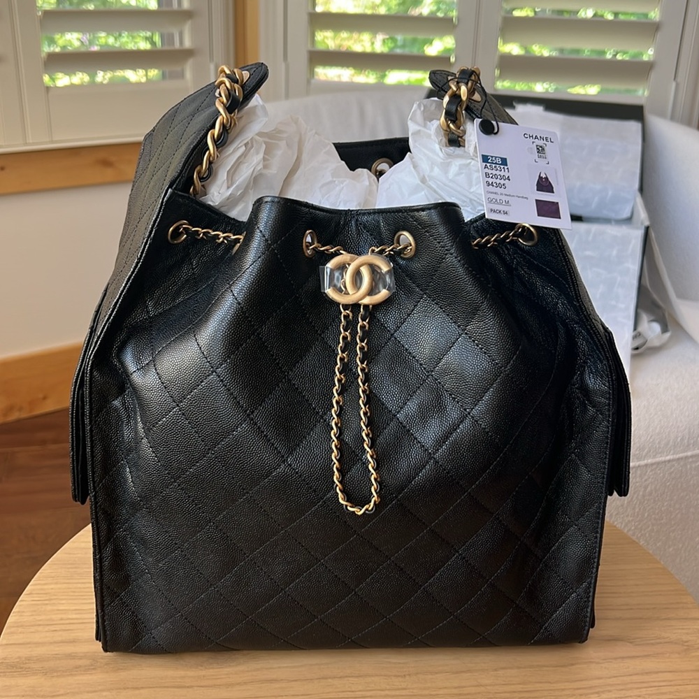 NEW✨ Chanel 25 Leather Hobo Bag Medium - Black
